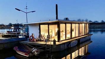 Schwimmendes Tiny House zu verkaufen: Was das Hausboot kostet