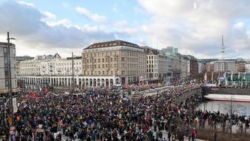 Tausende bei Menschenkette gegen Rechts in Hamburger Innenstadt