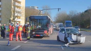 Kollision zwischen Linienbus und Smart – mehrere Verletzte