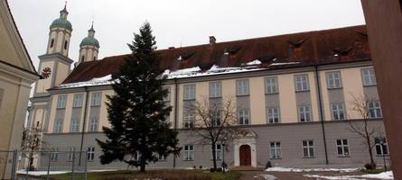 eine wallfahrtskirche mit angeschlossenem standesamt
