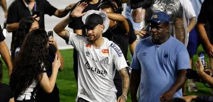 Fußballstar Neymar beim FC Santos begeistert empfangen