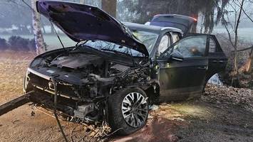 Glätte, Nebel, zwei Promille: Junger Fahrer setzt SUV gegen Baum