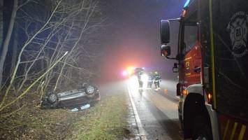 Unfall auf der B5: Auto landet auf Dach im Graben