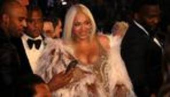 grammy awards 2025: queen meme und das feuer