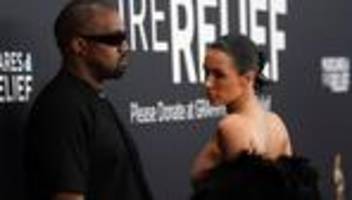 leute: partnerin von kanye west beinahe nackt bei grammy-verleihung