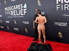 fast nackt bei den grammys: freundin von kanye west lässt den pelz fallen