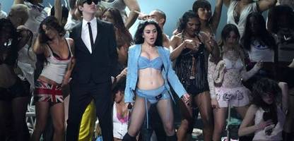grammys 2025: sabrina carpenter und charlie xcx beeindrucken mit auftritten