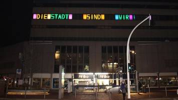 mysteriös: wer steckt hinter kunstaktion im karstadt-haus?