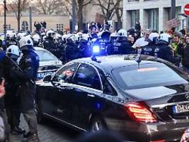 Hitzige Situation in Köln: Merz besucht Klinik - Demonstranten blockieren Ausfahrt