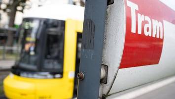 Person am Berliner Hauptbahnhof von Tram erfasst