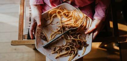 kinderarmut: viele eltern sparen am essen