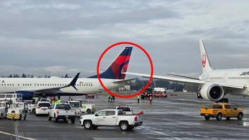 beim einparken - flugzeug spießt andere maschine auf: spektakulärer crash auf us-flughafen