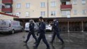 Örebro: schwedens regierung will nach angriff auf schule waffengesetze ändern