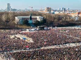 Großdemo in München: „Demokratie, das ist keine Selbstverständlichkeit, wir müssen für sie kämpfen“