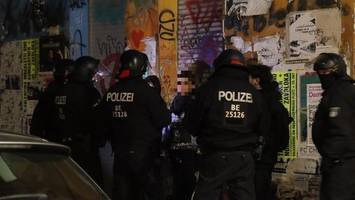 rigaer straße: vermummte beschießen polizei mit pyrotechnik