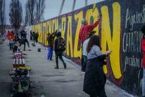 Wandbild im Berliner Mauerpark: Mit dem Pinsel gegen das Vergessen