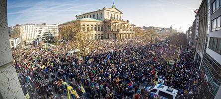 Mehrere Hunderttausend Menschen bei Demos gegen rechts