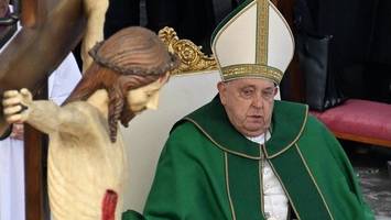 sorge um franziskus: kranker papst muss predigt abbrechen