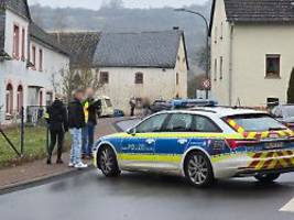 Polizei umstellt Haus: Jugendamtsmitarbeiter bei Messerangriff in Gerolstein verletzt