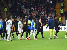 systematische ungerechtigkeit: galatasaray-gegner sorgt für abbruch nach 34 minuten