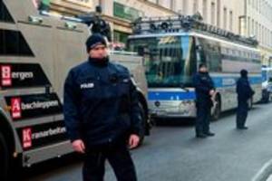 zentrum für politische schönheit: schikane bei protest gegen rechts