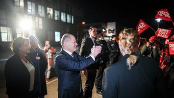 kanzler-duell - handy, bier, ehefrau: was zuschauer beim duell zwischen scholz und merz nicht im tv sahen