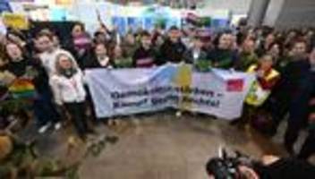 bildungsmesse: gegner protestieren mit gesang gegen afd-stand auf didacta