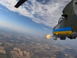 Feuerbälle am Himmel: Video zeigt ukrainische Hubschrauber bei der Drohnenjagd