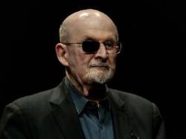 see aus blut: salman rushdie berichtet vor gericht von messerangriff