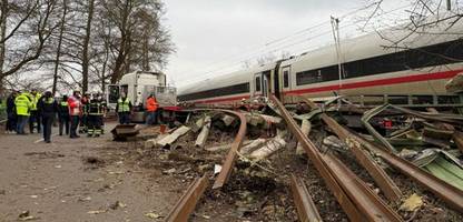 Hamburg: ICE kollidiert mit Sattelzug – zwölf Verletzte