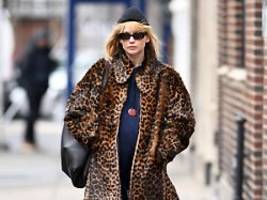 Zweites Kind erwartet: Jennifer Lawrence zeigt sich schwanger in lässigem Leo-Look