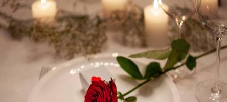 dinner bei kerzenlicht oder händchen haltend übers eis: tipps zum valentinstag in augsburg