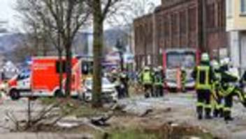 busunglück: zehn schwerverletzte durch bus-unfall in nordrhein-westfalen
