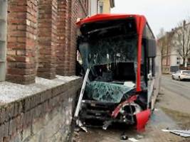 Kollision mit fünf Fahrzeugen: 13 Verletzte bei schwerem Busunfall in Hemer