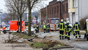 Schwerer Unfall im Sauerland - „Absolutes Trümmerfeld“: Bus kollidiert mit fünf Pkw - mehrere Schwerverletzte