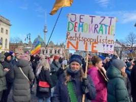 Grönemeyer mit Appell: Zehntausende protestieren in Berlin gegen Rechts und Merz