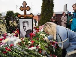 nawalnys erster todestag: putin lässt gegner gnadenlos jagen