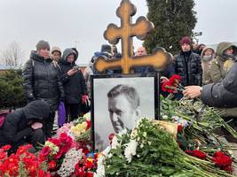 nach dem tod von alexej nawalny: am jahrestag lassen russen die blumen sprechen