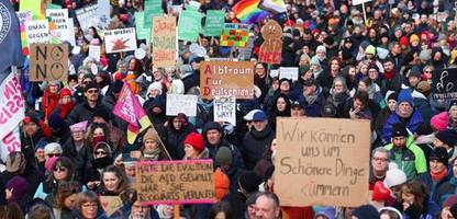 Berlin, Mainz, Düsseldorf: Zehntausende Menschen demonstrieren gegen rechts