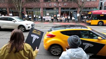 Protestwelle in US-Städten - „Tesla-Takedown“: Demonstranten fordern Rückzug von Elon Musk aus der Politik