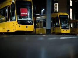 Busse und Bahnen fahren nicht: Was, wenn ich mich wegen Warnstreiks bei der Arbeit verspäte?