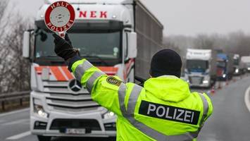 A23: Polizei zieht 37 Lkw bei Großkontrolle aus dem Verkehr