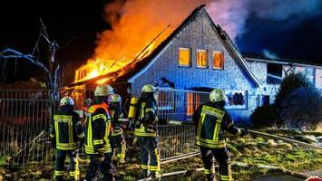 Großbrand zerstört Bauernhaus vollständig – Gefahr durch Asbest