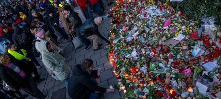 Zahlreiche Menschen erinnern an Opfer des Münchner Anschlags