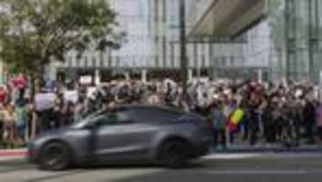 Proteste gegen Elon Musk: Rache für die Kettensäge