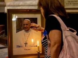 Sorgen um Franziskus: Kardinal bügelt Spekulationen um Papst-Rücktritt ab