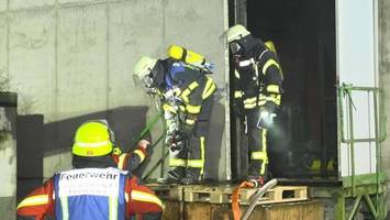 100 Feuerwehrleute bekämpften Brand auf Recyclinghof in Nützen