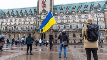 Bahnen stoppen, Schiffshörner ertönen: Hamburg steht am Montag still