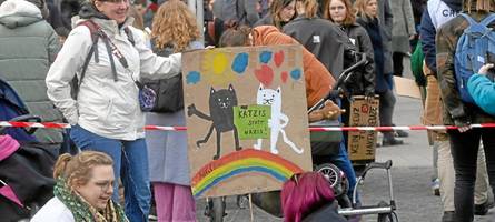 Bunt statt Rechts: Tausende demonstrieren auf dem Augsburger Rathausplatz