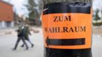 wahlen: politische botschaften vor wahllokale in leer gesprüht